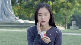 朋友哪有帥哥重要，心上人邀約女孩，閨蜜秒被拋腦后