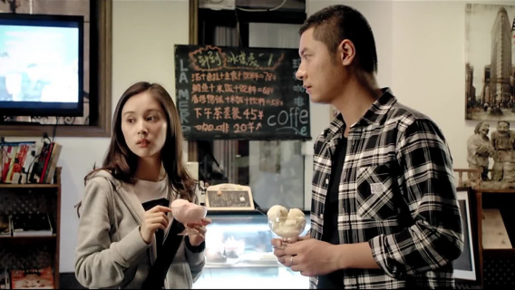 靠窗位置被占，穷小伙开口一番话，女孩主动让座