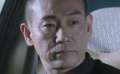 家屬藏贓款，拒不承認(rèn)，檢察官見她手勢秒懂床上有貓膩