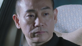 家屬藏贓款，拒不承認(rèn)，檢察官見(jiàn)她手勢(shì)秒懂床上有貓膩