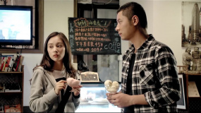 靠窗位置被占，窮小伙開口一番話，女孩主動讓座