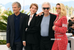 法国当地时间5月24日，入围第75届戛纳电影节主竞赛单元的科幻片《未来罪行》举行见面会，导演大卫·柯南伯格与主演克里斯汀·斯图尔特、蕾雅·赛杜、维果·莫腾森共同亮相，蕾雅·赛杜还收获了男主角的热情一吻。