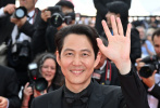 当地时间5月23日，法国戛纳，第75届戛纳电影节《分手的决心》首映红毯，韩国演员、导演李政宰一身黑色西装现身，绅士有礼。