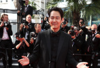 当地时间5月23日，法国戛纳，第75届戛纳电影节《分手的决心》首映红毯，韩国演员、导演李政宰一身黑色西装现身，绅士有礼。
