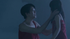 母女身陷神秘山洞，紅衣人群究竟是誰