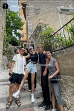 谷爱凌分享高中毕业旅行照 与同学一起法国畅游