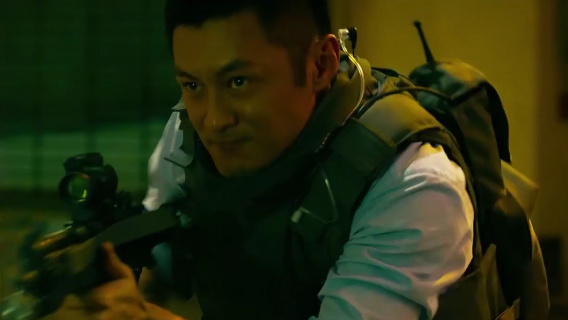 犯罪交易被警方突袭，女杀手心狠手辣全程高能火拼！