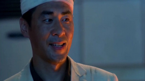 警察爸爸半路被袭击，负伤及时参加女儿表演