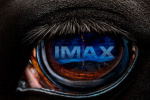 《不》曝IMAX版海报 巨大瞳孔图像令人不寒而栗