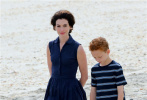 当地时间6月20日，安妮·海瑟薇现身美国新泽西州，拍摄其新片《母性本能》。现场，她身穿一件藏蓝色连衣裙，复古优雅。