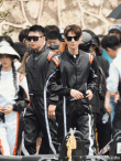 把持不住了！龚俊黄景瑜同框 穿赛车服潇洒帅酷