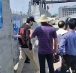 网友偶遇胡歌考驾照 穿剧组T恤合影低调又亲切