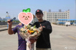 网友偶遇胡歌考驾照 穿剧组T恤合影低调又亲切