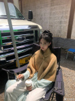 刘亦菲发布《梦华录》幕后照 与工作人员开心合影