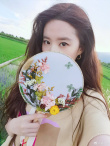 刘亦菲发布《梦华录》幕后照 与工作人员开心合影