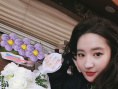刘亦菲发布《梦华录》幕后照 与工作人员开心合影