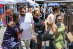 当地时间7月2日，美国洛杉矶，本·阿弗莱克与未婚妻詹妮弗·洛佩兹（J.Lo）外出，一同出行的还有大本的幺子塞缪尔·阿弗莱克，和J.Lo的一对龙凤胎，女儿艾姆和儿子麦克斯。