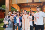 7月4日，演员刘亦菲在微博发布了一些与《梦华录》有关的照片，其中包括自拍、风景照、合影。