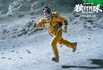 7月5日，电影《独行月球》的片方发布“沈腾特急”特辑，展现了主演沈腾在片场模仿宇航员做出的种种努力。