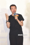 电影《隐入尘烟》首映 海清现场拥抱男主角武仁林