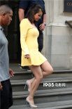 赛琳娜·戈麦斯现身伦敦街头 鹅黄色连衣裙精致俏丽