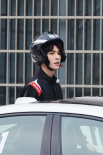 龔俊《極挑》賽車手造型 穿連體服顯寬肩大腿長