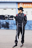 龔俊《極挑》賽車手造型 穿連體服顯寬肩大腿長