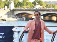 59岁布拉德·皮特现身巴黎 宣传新片《杀手疾风号》