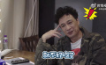 電影內(nèi)幕現(xiàn)場(chǎng)開箱  由麥兆輝執(zhí)導(dǎo)的最新犯罪電影《內(nèi)幕》正在熱拍，今日片方公布一支演員吳鎮(zhèn)宇的片場(chǎng)花絮，飾演“吃貨”警察柯定邦的吳鎮(zhèn)宇在片場(chǎng)雖“吃”戲不斷，卻也成為他“甜蜜的煩惱”。拍戲之余，好爸爸吳鎮(zhèn)宇還不忘為兒子 Real吳費(fèi)曼 打包道地