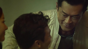 古天樂(lè)為完成臥底任務(wù)，幫助飛哥躲過(guò)警察追捕！