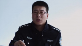 男子街头偷卖光盘，下一秒就被拘留