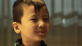 两个大男人却让小屁孩出谋划策