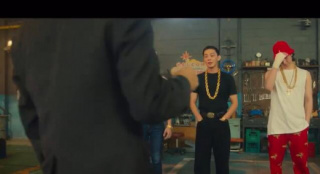 《首爾大作戰(zhàn)》發(fā)布預(yù)告片 劉亞仁大金鏈子搶鏡