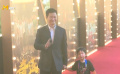 吴京牵儿子蹦蹦跳跳走红毯