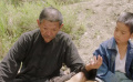 吴先生逗小小，说只要叫声爷爷就给糖