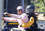 当地时间7月27日，美国加州洛杉矶，前不久才遭遇车祸的“海王”杰森·莫玛再度被捕捉骑摩托外出，此次出行还有美女相伴。而这位坐在杰森·莫玛机车后座的美女不是别人，正是今年5月与他传出恋情的好莱坞女星艾莎·冈萨雷斯。