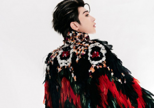 蔡徐坤24岁生日写真 全球首穿高定造型展王者风范