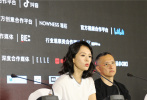 8月3日，章子怡出席第16届FIRST青年电影展评委会媒体见面会。章子怡身穿白色T恤，发型妆容简单利落，气质出众。
