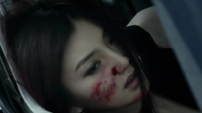 女子聽完男子寫的歌，像著魔一樣，出門就翻車了