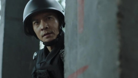 毒梟打算和人質(zhì)同歸于盡，最后被特警制服