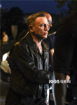 大金鏈+黑皮衣！“007”丹尼爾·克雷格巴黎拍攝 變身酷拽型男