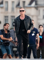 大金链+黑皮衣！“007”丹尼尔·克雷格巴黎拍摄 变身酷拽型男