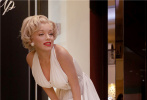 近日，好莱坞性感女神玛丽莲·梦露的蜡像在纽约列克星敦酒店大厅展出，该蜡像来自纽约杜莎夫人蜡像馆，造型重现了电影《七年之痒》中经典的地铁排风口将礼服吹起的场景，这也成为了影史中的性感名场面。