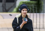近日，95后演员安雅·泰勒-乔伊现身澳大利亚悉尼外出散步，此时的南半球正值冬季，安雅All Black造型酷飒有型，黑色大衣搭配黑色毛线帽，时尚有范儿。