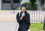 近日，95后演员安雅·泰勒-乔伊现身澳大利亚悉尼外出散步，此时的南半球正值冬季，安雅All Black造型酷飒有型，黑色大衣搭配黑色毛线帽，时尚有范儿。