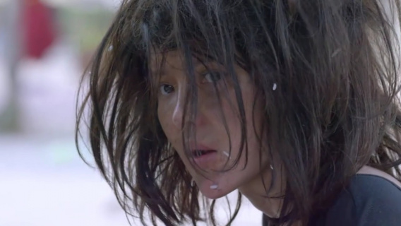 女孩为了演员梦跑龙套，被男友反对和嫌弃