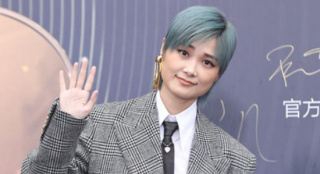 李宇春蓝色短发灰色格纹西装出席 雅痞帅气又时髦