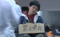 小男孩被厨师们喂吐了