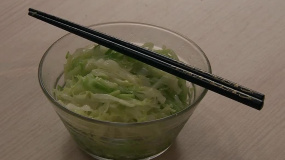 女大廚下班回家就吃一碗蔬菜