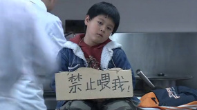 小男孩被廚師們喂吐了